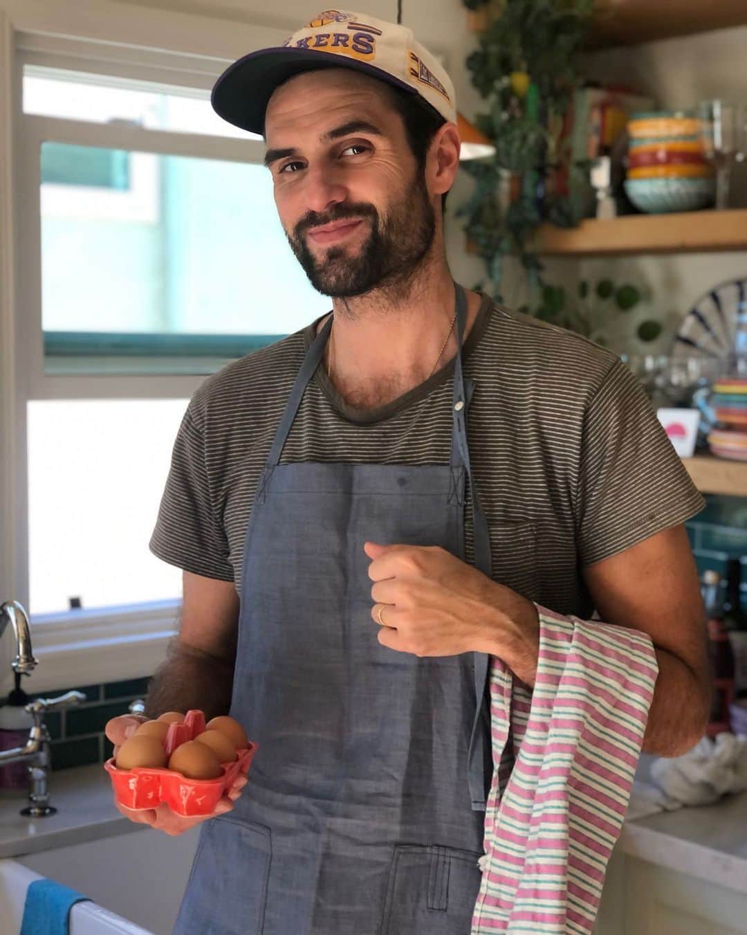 チャンルーのインスタグラム：「It's true: the way to our heart is through our stomach 🧑🏻‍🍳 Bonus points for wearing our new Linen Apron in Stone Wash 💙」