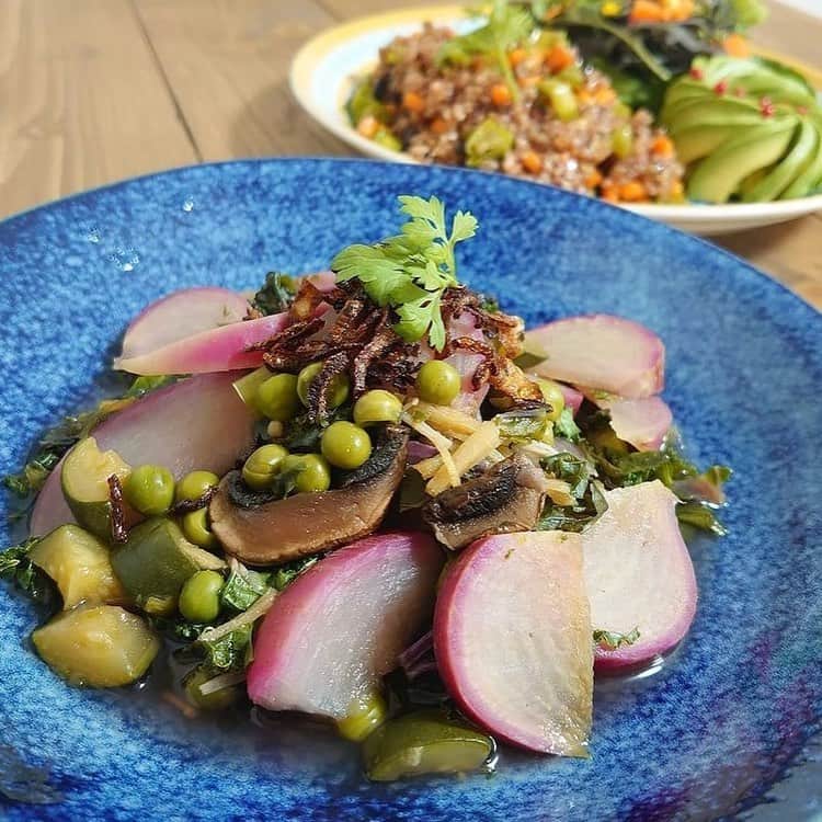 なでしこ健康生活さんのインスタグラム写真 - (なでしこ健康生活Instagram)「Repost from @akiko_kobayashi_   Organic & vegan dinner 😋 My heart is full of peaceful💗🌏️💗  蕪とケールの煮物は先日 @momento_italian で食べたケールのスープをヒントに、フライオニオンをトッピング。玉ねぎは @bioagri_awajishima さんの自然栽培の🌏️💕  なんとなーくガーリックライスが食べたかったのだけど、ぬか漬け人参を具に入れたら人参の主張が強くてガーリック感がどこかへ😂 ガーリックライスもとい、ただの炒飯になりましたが、こちらは @nadeshiko_healthy_life の炊飯器で作った酵素玄米を使いました。お米は @made_in_japan100_ayaka さんで買ったササニシキ。  自然栽培やオーガニックの素材は、私の心と身体にパワフルなエネルギーをくれる😌 エネルギーが満タンだと、自然に愛で満ち溢れる🥰  .  .  .  .  .  .  .  .  #veganlover #organic #vegangood #organiclover #vegan #eatlover #plantbasedfood #earthlove #cbd #ヴィーガン #オーガニック #無農薬 #自然栽培 #愛に従って地球で生きる  #健康オタク #料理好きな人と繋がりたい  #健康オタクと繋がりたい #cbdオイル #オーガニック好きな人と繋がりたい  #無添加 #酵素玄米」1月6日 6時04分 - nadeshiko_healthy_life