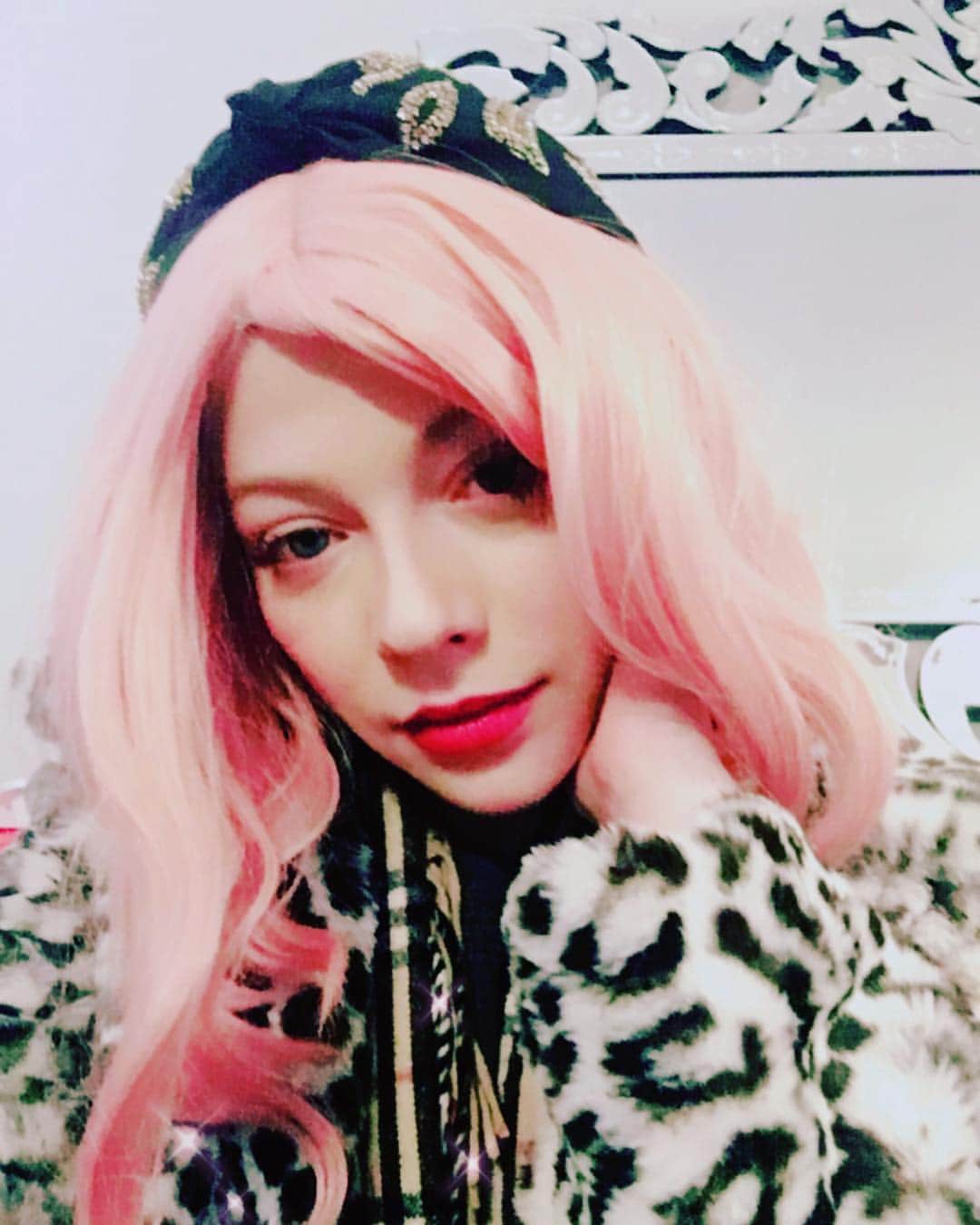 ミシェル・トラクテンバーグさんのインスタグラム写真 - (ミシェル・トラクテンバーグInstagram)「My new album cover. It's called. Everything in my closet from my couch. Cuz I'm the bad guy. In technicolor. #duh #selfie #stayhome」1月6日 6時02分 - michelletrachtenberg