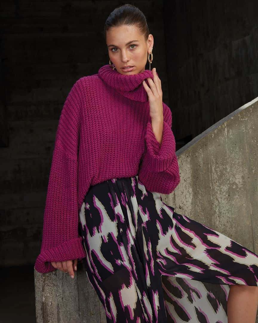 ロザ チャのインスタグラム：「SALE IS ON!  Nas lojas físicas e online. Aproveite uma seleção de peças especiais com 50%OFF* e, na compra de 3 peças ou mais, 60%OFF. Enjoy! *itens selecionados. (Tricot ref.: 11.17.1052 e Saia ref.: 16.04.0976)」