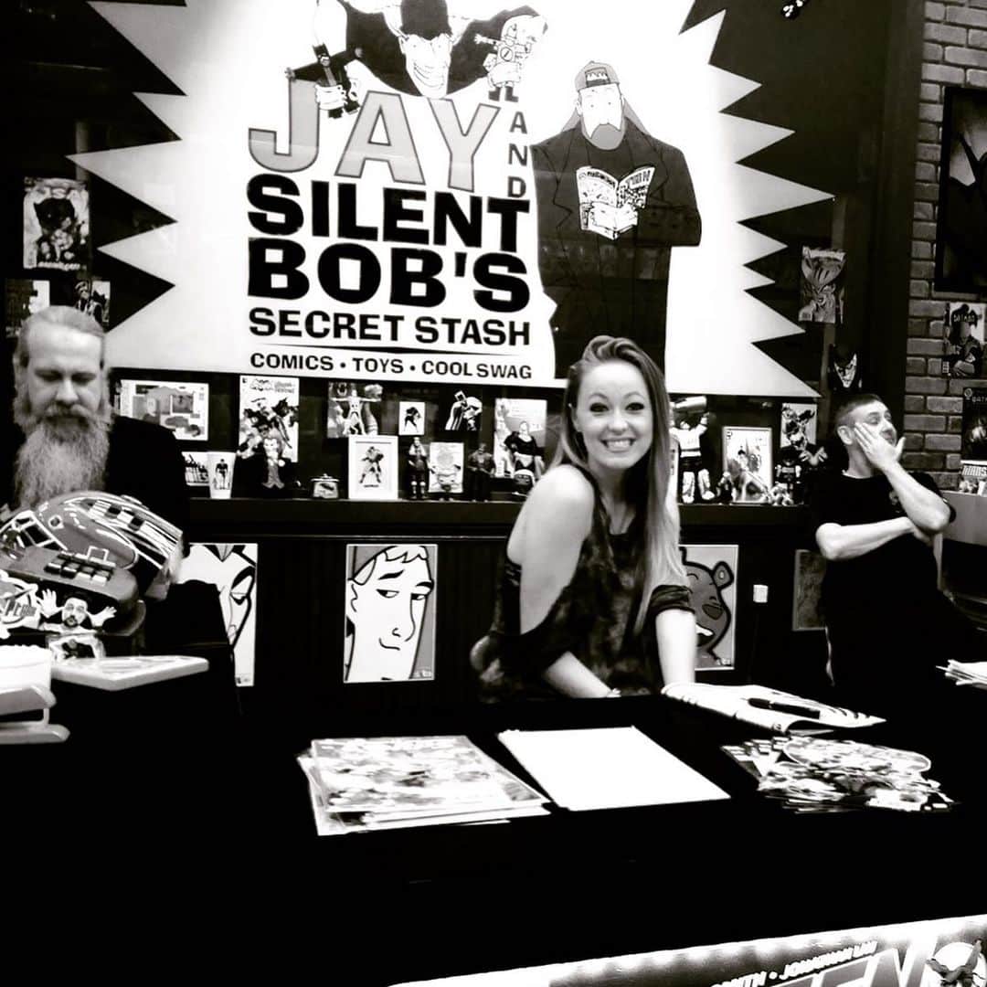 ケヴィン・スミスのインスタグラム：「Remember our very own Secret Stashley @ashleymccauley7? Smash popped up in @yogahosers, was one of the three girls in my “Hollow Ian” for @holidays_movie, covered the Top 10 comics for us online at @jayandsilentbobstash, and had her own episode of @comicbookmenamc? Ashley was my assistant after @meghanquinlan11 went back to Long Island, and her two chief jobs were rolling my joints like she was my dealer and driving me everywhere like she was my Mom. Well she stopped mothering me 5 years ago to be an *actual* Mom to her two gorgeous kids in Vegas. And now she’s started an online store called @lilywolfethriftingco where she makes reverse tie-dyed t-shirts and sweats and sells other thrift store threads! So this is me signal-boosting the small business of one of my favorite people in the world. Please check out her store and if you’re into it, make a purchase! The money would be going to a genuinely sweet human being with the purest heart I’ve ever encountered. #KevinSmith #lilywolfethriftingco」