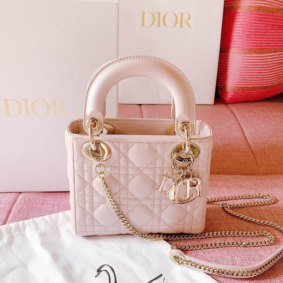 のインスタグラム：「🎁💗💗💗﻿  さいきんは小さいバッグが気分💗💗💗 ﻿ おととし2019年の My birthday present💗💗💗﻿  念願のDIORのバッグ💗💗💗﻿  ﻿ ﻿ ﻿ @dior  #お誕生日2019 #お誕生日プレゼント﻿ #ディオール #ディオールバッグ﻿ #一目惚れ﻿ #Mybirthdaypresent2019」