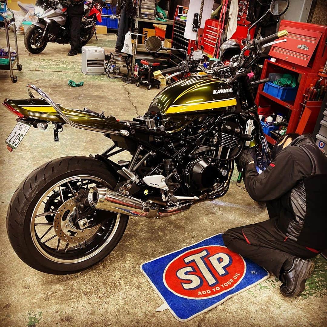 浅田信一のインスタグラム：「バイクカスタマイズ🏍  ツーリング仲間のあつしくんにお願いしてバイクをカスタム中。プロの技術者にリスペクト。  #z900rs」