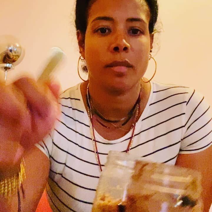 ケリスのインスタグラム：「It's raw , it's delicious. And yes you might eat it right out the jar ! Bountyandfull.com raw pie it's the best chocolate pie you will ever have ! Hands down ! I said what I said .」