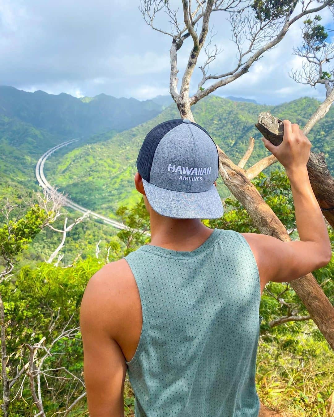 ハワイアン航空さんのインスタグラム写真 - (ハワイアン航空Instagram)「Adventure is out there. 🏃🏾 Have you done a hike in Hawai‘i? If so, which is your favorite?  📷 @rosschings (Instagram) #PualaniProud #Hawaii」1月6日 6時27分 - hawaiianairlines