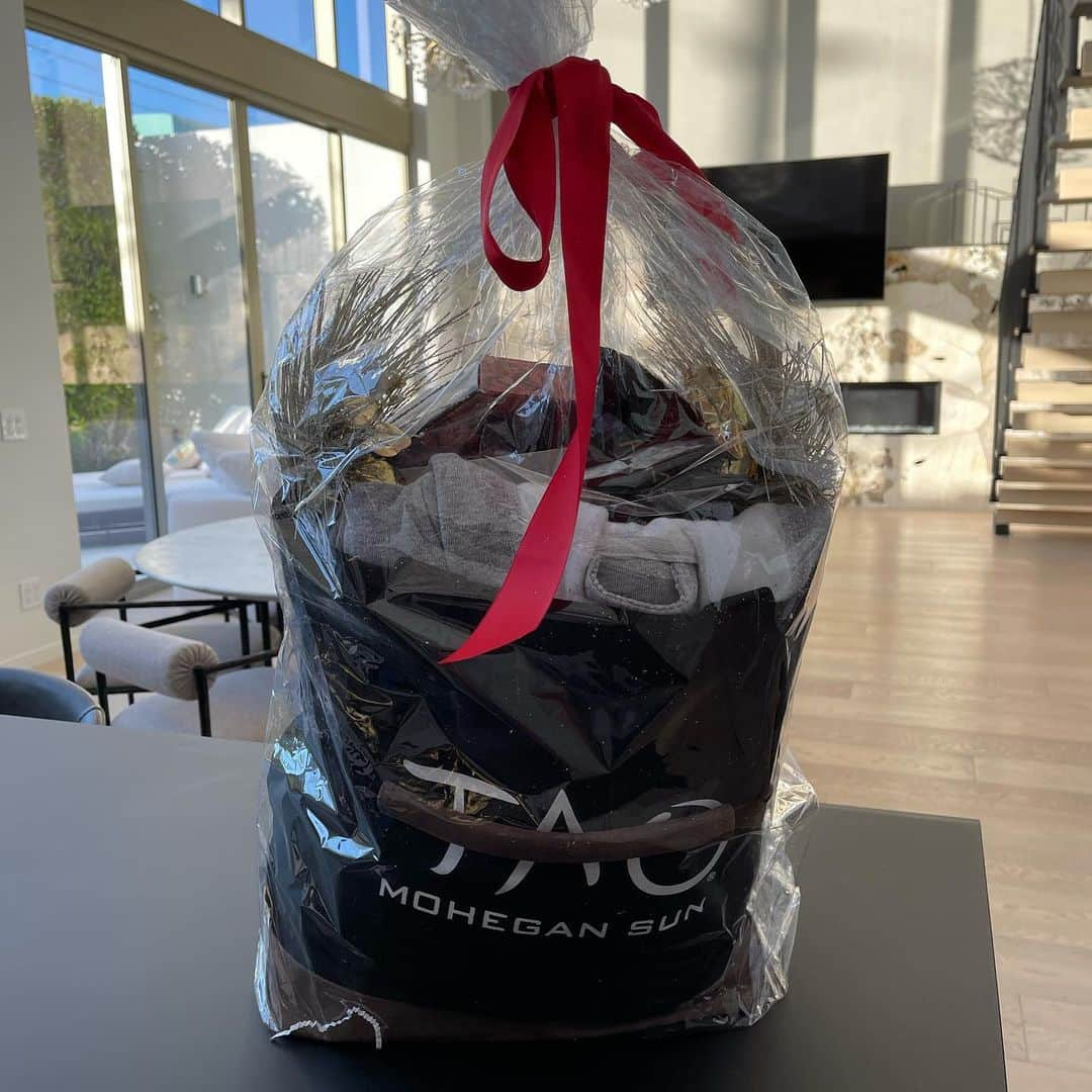 マット・ハービーのインスタグラム：「Thank you @taogroup @noahtepperberg @jasonstrauss @pavan for the holiday gift. @mohegansun is right near my hometown!」