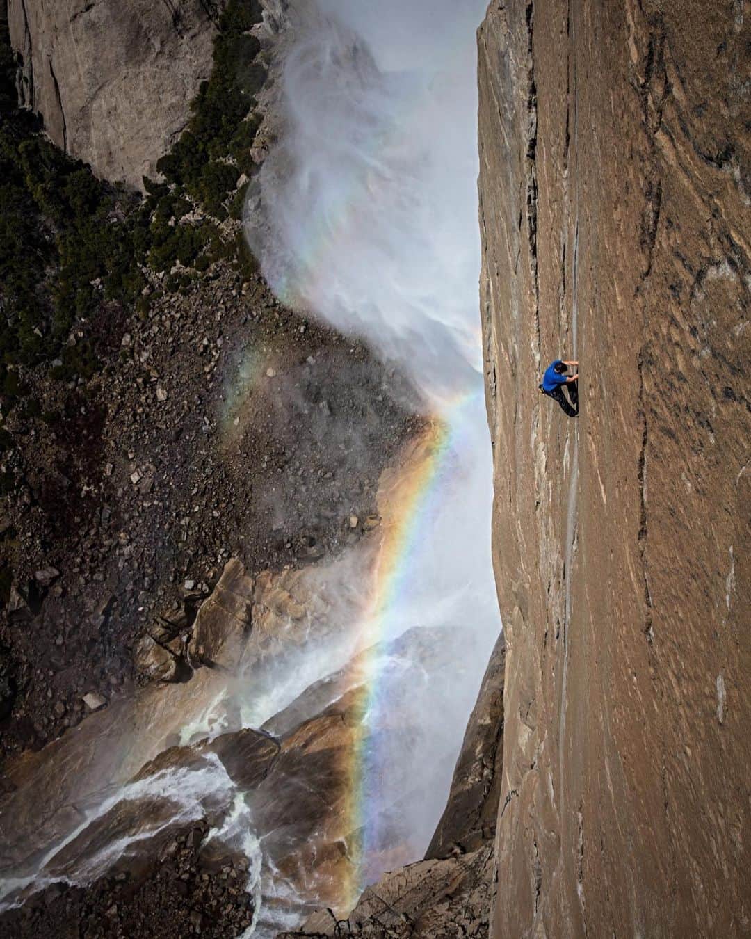 のインスタグラム：「@alexhonnold making the first free solo ascent of the notoriously burly Freestone next to Yosemite Falls. It’s rated 5.11 for the overhanging off width but it was the slick 5.10d slab move that had everyone holding their breath. When I asked him about it afterwards, he said “I just didn’t think about it, trusted the foot and moved through it.”  ⁣ Shot on assignment for @natgeo and @freesolofilm」