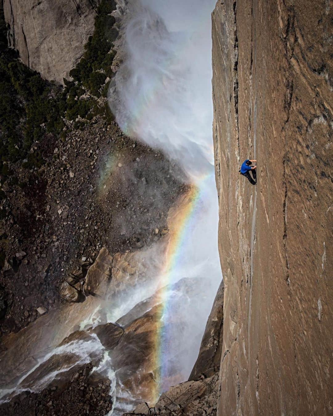 ジミー・チンさんのインスタグラム写真 - (ジミー・チンInstagram)「@alexhonnold making the first free solo ascent of the notoriously burly Freestone next to Yosemite Falls. It’s rated 5.11 for the overhanging off width but it was the slick 5.10d slab move that had everyone holding their breath. When I asked him about it afterwards, he said “I just didn’t think about it, trusted the foot and moved through it.”  ⁣ Shot on assignment for @natgeo and @freesolofilm」1月6日 6時36分 - jimmychin