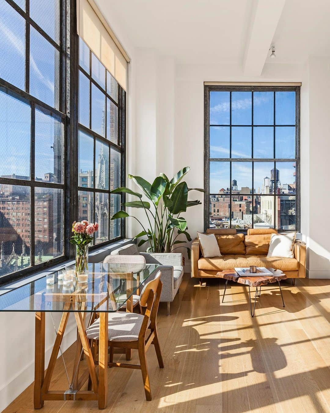 Sweeten Homeさんのインスタグラム写真 - (Sweeten HomeInstagram)「14-foot-high ceilings with oversized windows and plenty of natural light 🥰✨ this 1970s industrial loft was brimming with potential. See how this homeowner added more value to his property by adding new flooring, updating the kitchen and gut renovating the bathroom. Visit our link in bio or check out our stories for a full tour! . . . #sweetenhome #sweetenreno #loft #apartmentremodel #oversizedwindows #naturallight #home #interiordesign #industrialloft」1月6日 6時36分 - sweeten_home