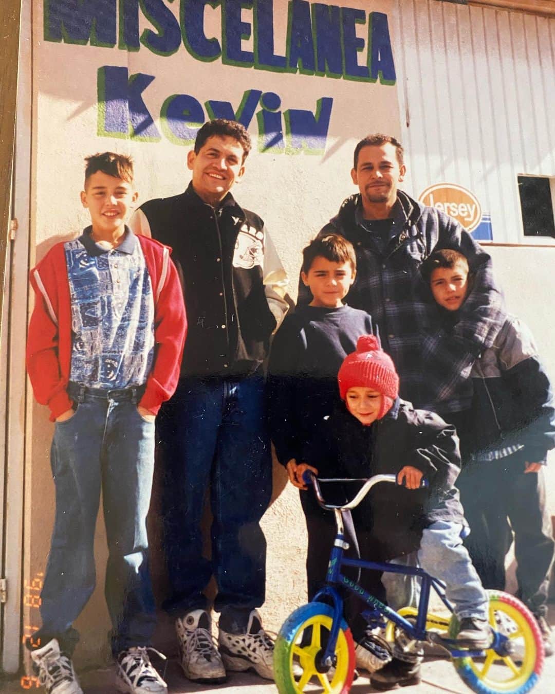 ケビン・オーティズのインスタグラム：「Les comparto esta foto afuera la la tiendita que tenia mi ama #miscelaneakevin Hace 22 años atrás cuando vivíamos en tijuana oscar todavia no nacía 🙏🏻❤️ @tonyortiz1772  @badsinw1  @gerardoortizoficial @anthonyortizmedina」