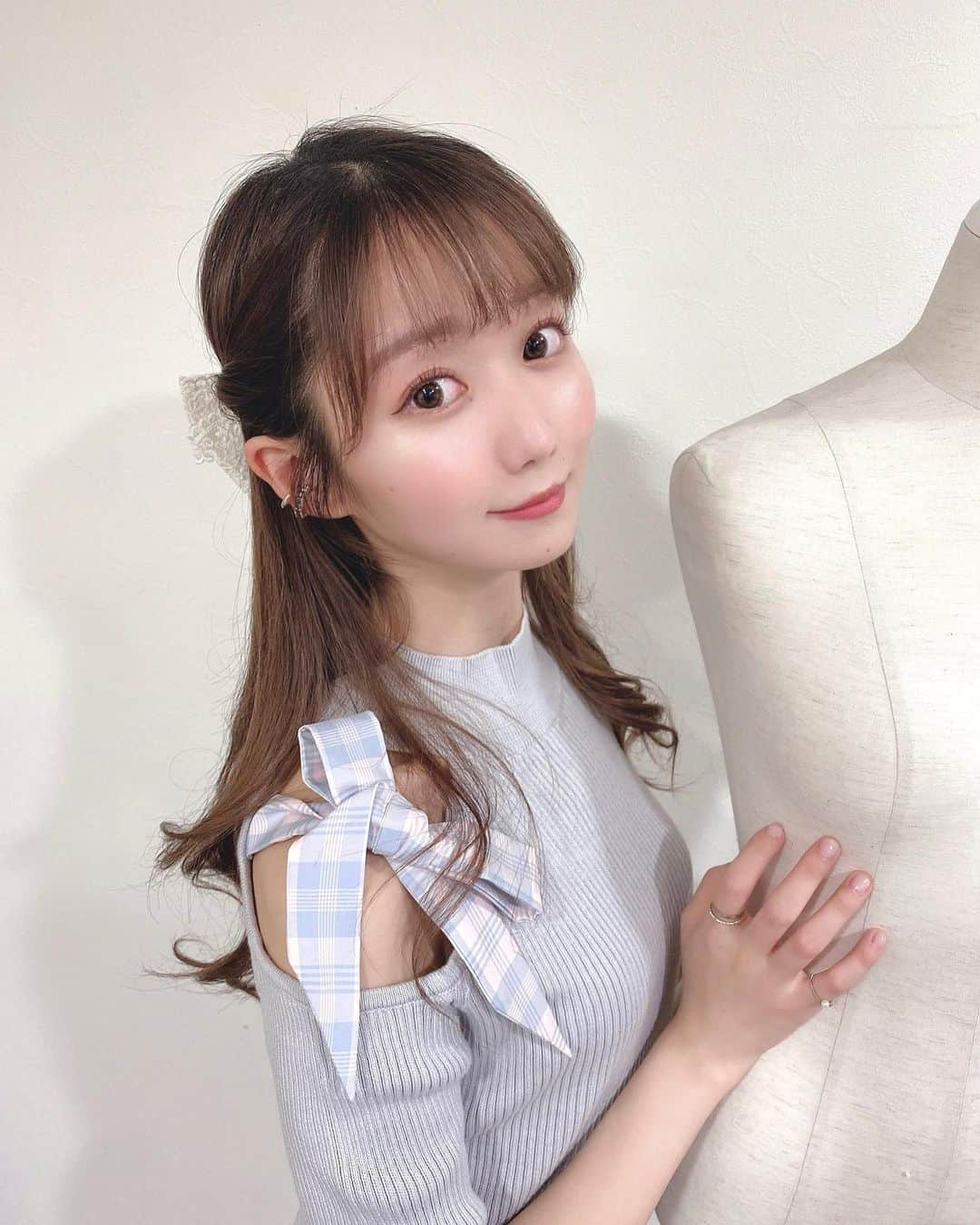 大谷映美里さんのインスタグラム写真 - (大谷映美里Instagram)「🍼 ㅤㅤㅤㅤㅤㅤㅤㅤㅤㅤㅤㅤㅤ おはよう〜〜 昨日は久しぶりの早起き、昼夜逆転生活から脱却1日目ということでインスタ更新する前に力尽きてしまいました☺️ ㅤㅤㅤㅤㅤㅤㅤㅤㅤㅤㅤㅤㅤ 昨日は #tittyandco さんとの コラボインスタライブ配信ありがとうございました❕ 全種類のアイテム着られた良かった〜🐰💕💕 みんなからの優しいコメントや予約したよの声、 スクショや可愛い画像編集などなど 全部見たよ〜♡本当にありがとう🤍🤍🤍 ㅤㅤㅤㅤㅤㅤㅤㅤㅤㅤㅤㅤㅤ そして今回も一緒に説明して下さったプレスのはるなさん✨ 今回も「可愛い」のために力を尽くして下さいました♡ このブラウスの着方もはるなさん発案👼🏻💓 ㅤㅤㅤㅤㅤㅤㅤㅤㅤㅤㅤㅤㅤ titty&Co.さんのアカウントにはアーカイブも残していただいているのでお時間合わなかった方やお悩みの方はぜひ☁️ ㅤㅤㅤㅤㅤㅤㅤㅤㅤㅤㅤㅤㅤ 喜んでくださるみんながかわいくて好きです👼🏻🍑 今日もがんばりましょ〜〜 ㅤㅤㅤㅤㅤㅤㅤㅤㅤㅤㅤㅤㅤ」1月6日 6時46分 - otani_emiri