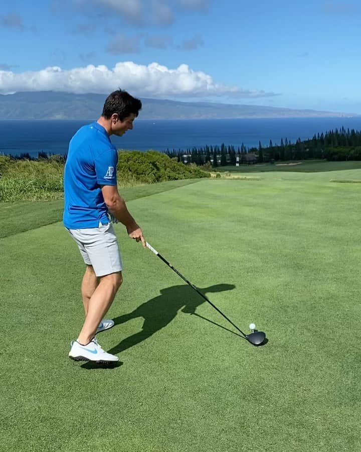 ビクトル・ホブランのインスタグラム：「Starting off the new year wiping off some rust. Good thing the fairways are 100 yards wide!」