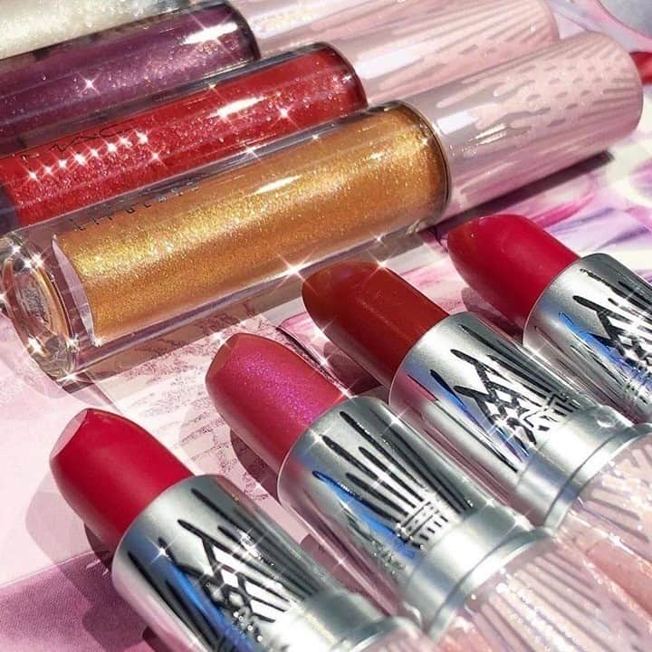 M·A·C Cosmetics BRさんのインスタグラム写真 - (M·A·C Cosmetics BRInstagram)「Expresse cada tom que há em você também nos lábios! As cores perfeitas dos batons e glosses da coleção #FrostedFirework vão irradiar sua make.  Na foto, os batons nos tons: Heart Goes Boom; Ice, Ice Baby!; #Snowfilter; Out With A Bang. E glosses, nos tons: Break The Ice, Snow In Love e Set Me Off.  Qual está na sua lista de desejos? Conta pra gente nos comentários!  Aproveite o último dia do desconto progressivo. Na compra de 2 produtos ganhe 15% OFF, comprando 3 ou mais ganhe 20% OFF.  Garanta já o seu no site ou nas lojas!  #MACGoodByes #MACAnoNovoLookNovo #labios #batom #lipstick #make」1月6日 6時50分 - maccosmeticsbrasil