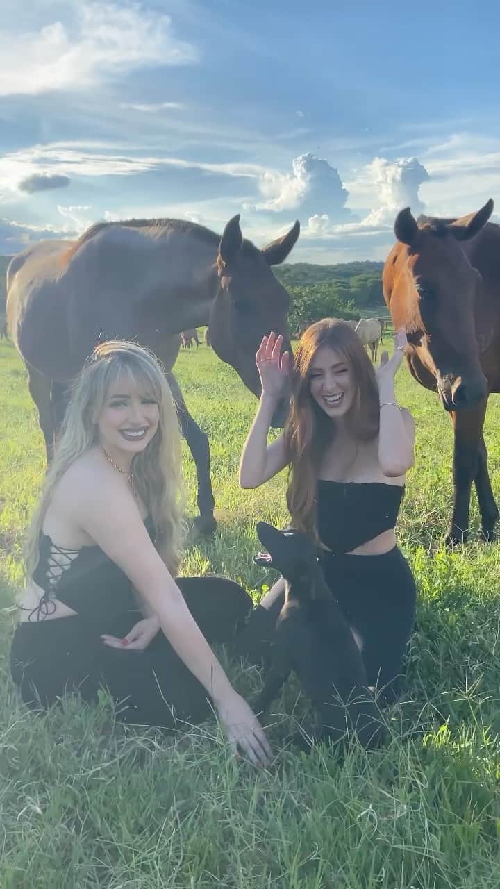 マリ・マリアのインスタグラム：「Alguém aí também rir de nervoso? Obrigada miga por esse dia @jessicacardoso @caiosouzak3 que lugar @harasterravermelha」