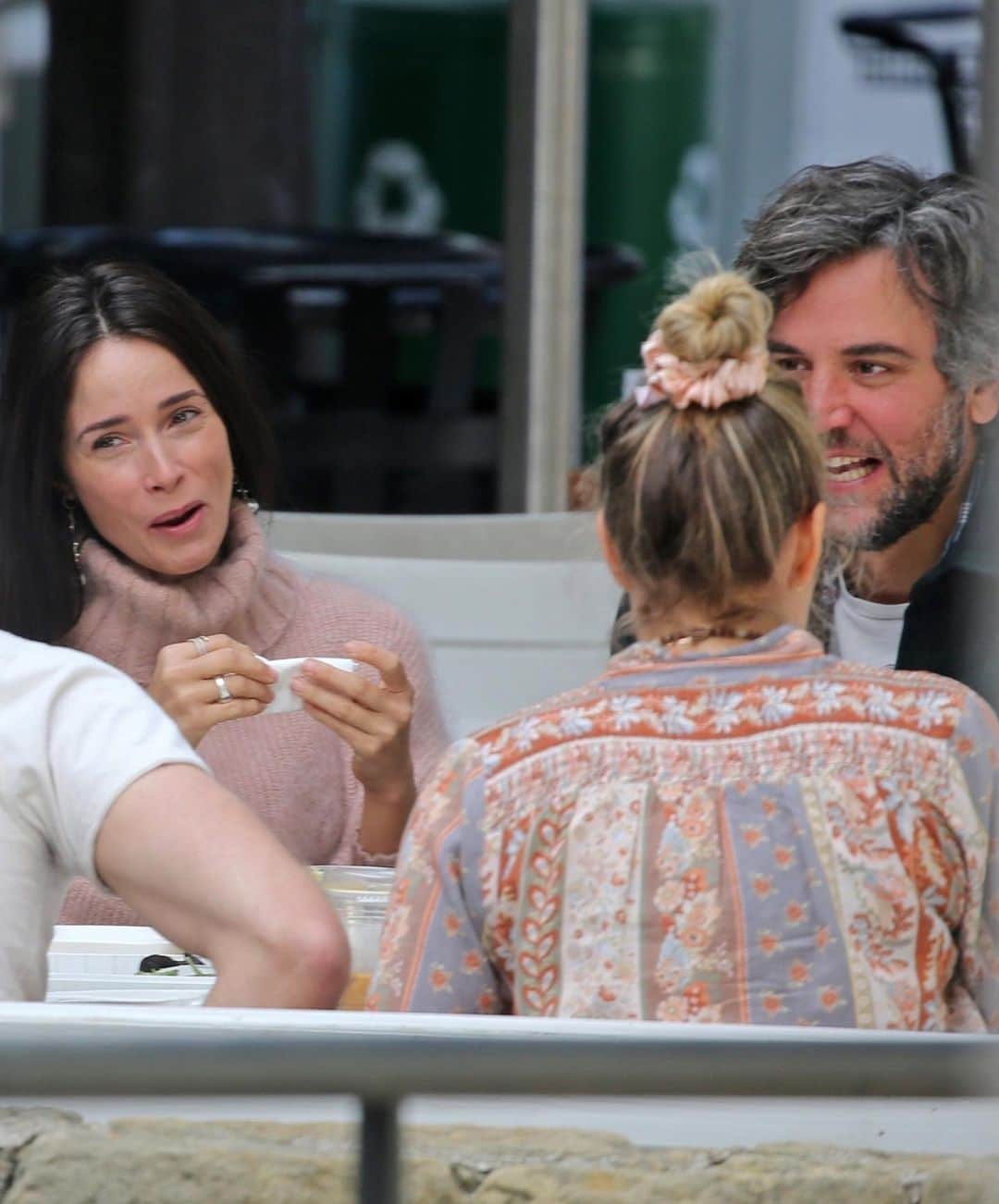 Just Jaredさんのインスタグラム写真 - (Just JaredInstagram)「Abigail Spencer and Josh Radner, who appeared in “How I Met Your Mother” together, spent Sunday hanging out with pals at dinner and at a park with his dog.  #AbigailSpencer #JoshRadnor Photos: Backgrid」1月6日 6時53分 - justjared