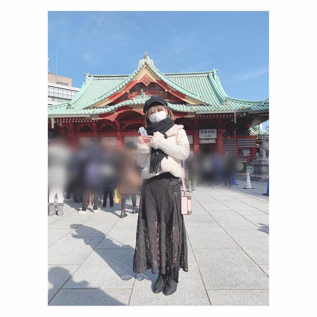 大竹ひとみさんのインスタグラム写真 - (大竹ひとみInstagram)「🎍 . .  あけましておめでとうございます🐮  先日、家族と神田明神へ初詣に行ってきました！ AKBとのコラボお守りもゲット。デザイン可愛いよね！  2021年は今まで以上の挑戦、そして結果が出る年になりますように！  (時期が時期なので写真を撮る時もマスクは外しませんでした)  . . #あけおめ #初詣 #神田明神 #akb48 #コラボ #お守り #チームb #モノトーンコーデ #2021 #kandamyojin #happynewyear #instalike #instagood #selca #새해복많이받으세요  #셀카 #좋아요 #팔로미」1月6日 6時58分 - iamhitomi_48