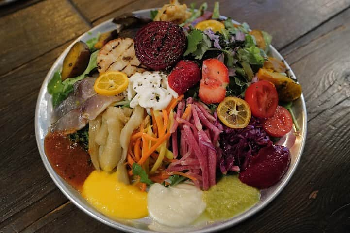 福岡グルメ 福岡ランチ「デビログ」さんのインスタグラム写真 - (福岡グルメ 福岡ランチ「デビログ」Instagram)「. タコス専門店『タコスコ』でランチ。 場所は大濠公園の近くで、ワインバー『#魔灯路場amber 』で昼間だけ間借り営業している。  店主の佐藤さんが、その日の朝に糸島で仕入れた鮮度の良い食材を使ったタコスが食べられるよ👌  野菜がモリモリ入った日替わりランチプレート1,800円 (季節のスープ付)は量もたっぷりだし、見た目もインパクトがあるねぇ🙆‍♂️ 炙ったさわらがのったタコスや、イチゴのタコスを単品でオーダーすることもできる。  ランチが17時までなので、ランチ難民になった時は助かるね😁 ワンオペなので時間に余裕がある人にオススメ。 メキシコの小ぶりのフレッシュライムのサワーやこだわりのクラウトビール、自然派ワインもあるので、15時くらいから２、３人での昼飲みにも良さそう😋  メニューや他picはデビログを見てください。  #タコスコ #tacosco #福岡市中央区大手門 1-8-15 ロマンビル1F 魔灯路場amber内 12:00頃～17:00 LO 不定休 休みなどは店のInstagramを見てください。 @tacosco_fukuoka   #福岡タコス #大濠公園 #大濠公園グルメ #大濠公園ランチ #大手門 #大手門グルメ #大手門ランチ  #福岡 #福岡県 #福岡市 #福岡グルメ #福岡ランチ #福岡ディナー #福岡ごはん #福岡ご飯 #福岡飯 #福岡食べ歩き #福岡インスタグルメ #食べログ福岡 #福岡旅行 #福岡グルメ旅 #博多 #博多グルメ #博多ランチ #fukuoka #fukuokacity」1月6日 7時00分 - devi_takahashi