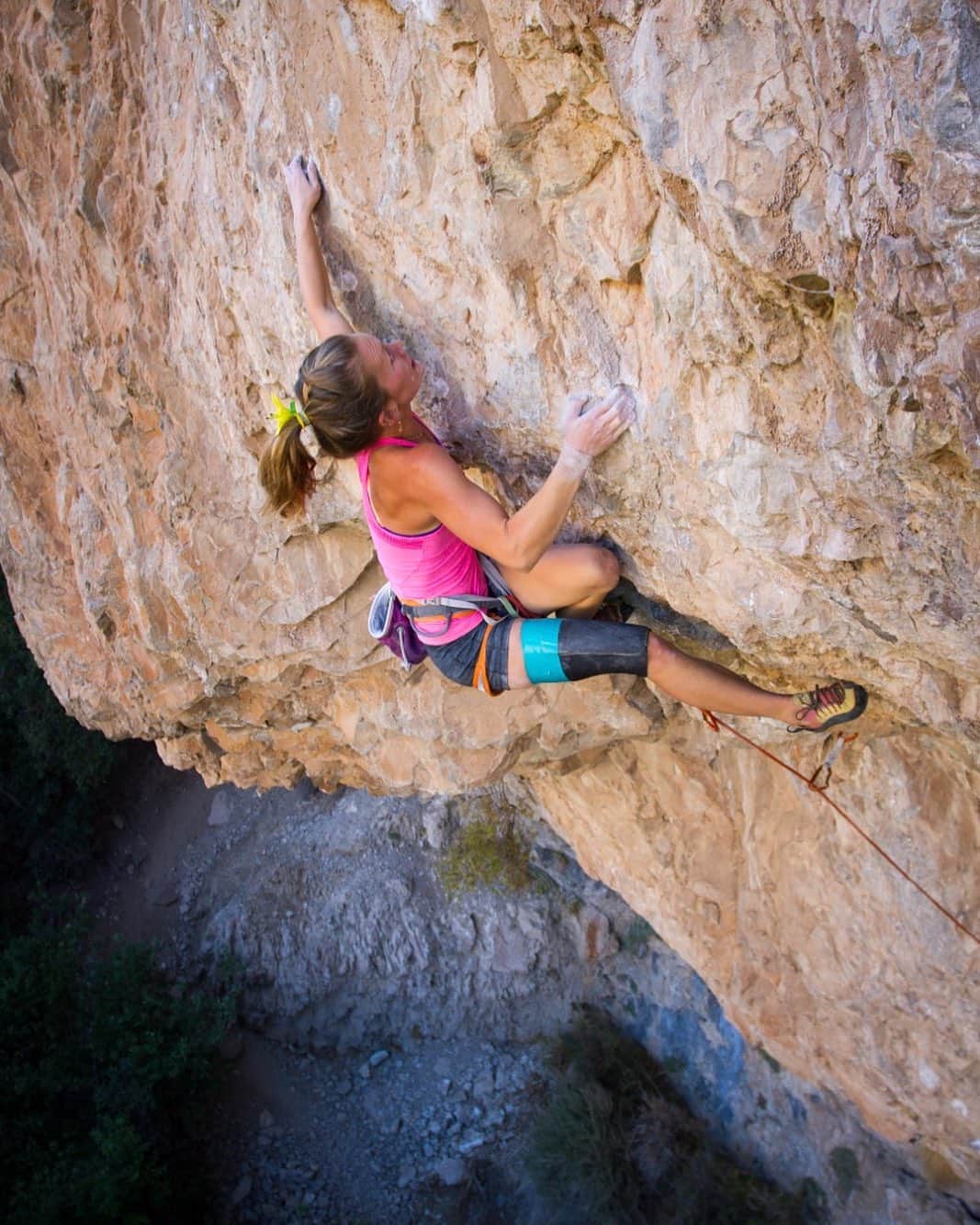 チェルシー・ルーズのインスタグラム：「🌈I’m in a period of throwbacks - here’s me on the First Female Ascent of Rifles Double Rainbow 🌈 🌈 5.14a.   Perhaps I’m in this period because admittedly I’m injured 🤕 and it’s a little bit of a mental rollercoaster at the moment.   I will share more in the coming days, but I’m curious what types of injuries you have dealt with?   I’ve broken 4 vertebrae from a climbing accident, tore my LCL and meniscus while heel hooking, and tore (a large tear) my right shoulder labrum 😅😅   #shesends #shesendscollective #shesendsit #climbstrong #sendlikeagirl #climbersofinstagram #ladycrushcrew #womenofclimbing #petiteascension #climbersofcolorado #trainingforclimbing #climbgirls #girlsthatboulder #sportclimbing #climbingtechnique #womenofcolorado」