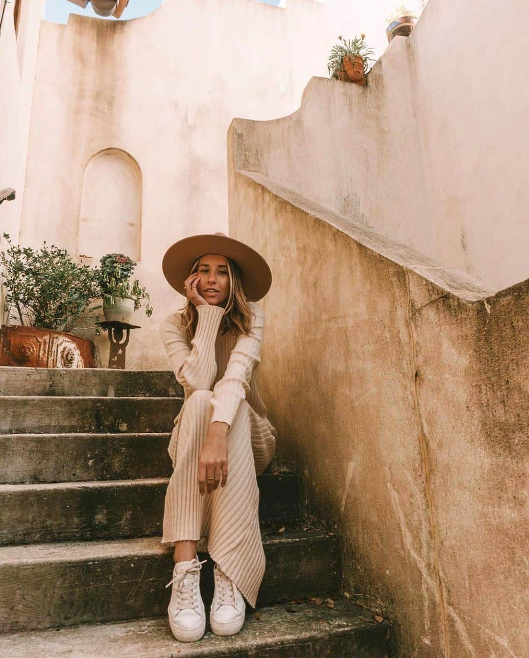 のインスタグラム：「oh, hey! @chelsea_owens sittin’ pretty in her ibiza platforms 🌞💫✨⁣ ⁣ shop the sneaks, link in bio!」