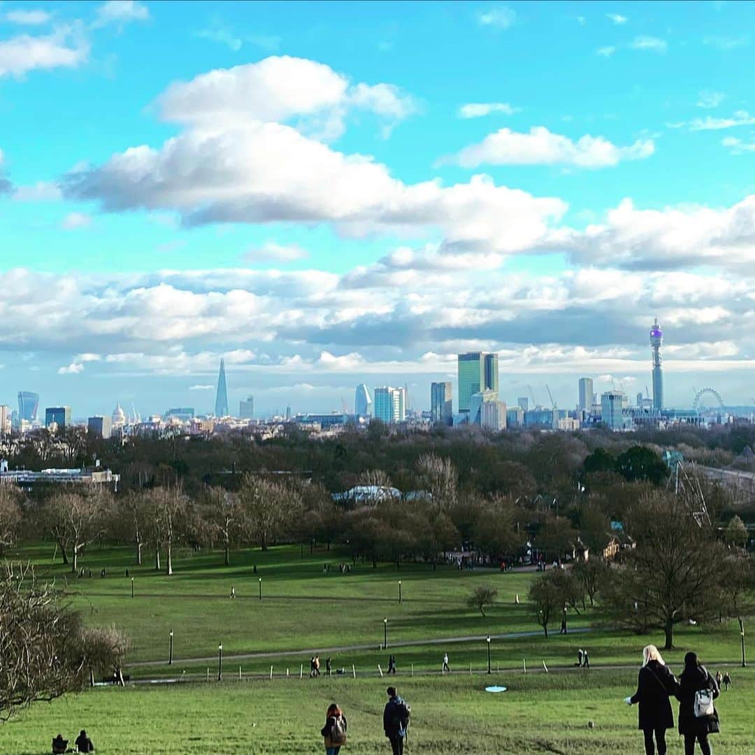 岡村仁美のインスタグラム：「遅ればせながら、あけましておめでとうございます。  年明け早々イングランドは３回目のロックダウンとなりました。  スーパーへの買い物か散歩くらいしか外に出られませんが、近所の公園の高台から見るロンドン中心部の景色が好きで天気の良い日は散歩しています☺️  皆さまにとって健やかな一年となりますように✨  #ロンドン生活 #再びのロックダウン」
