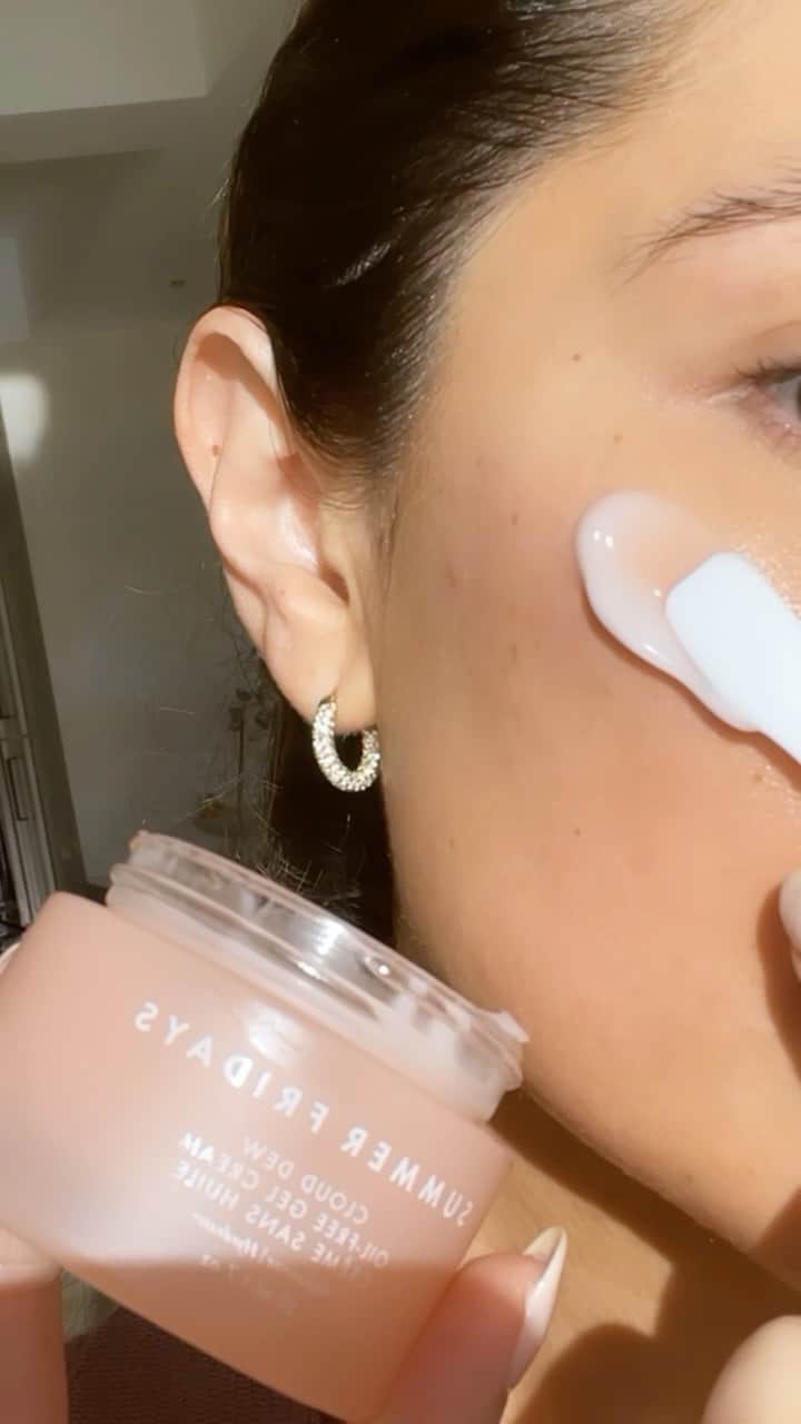 Marianna Hewittのインスタグラム：「my morning skincare routine: • cleanser • cc me serum • new @summerfridays cloud dew moisturizer ☁️ • spf」