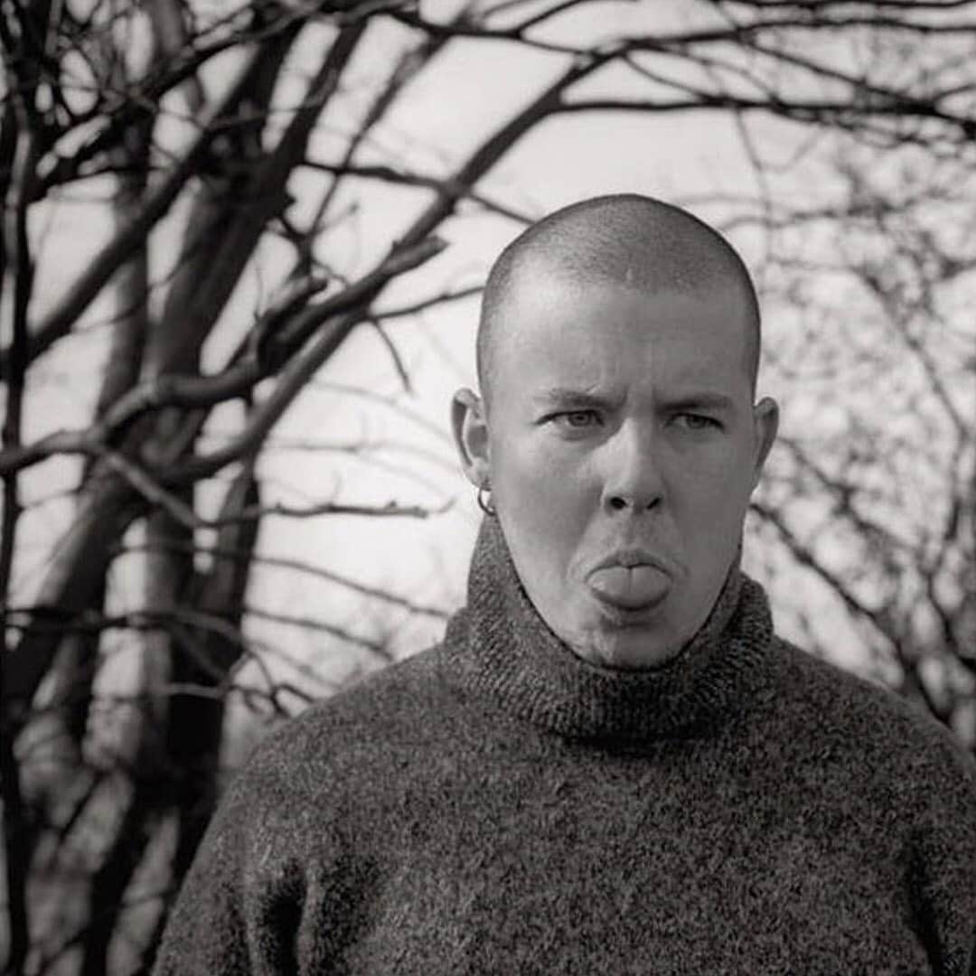 エルエヌシーシーのインスタグラム：「LN-CC Inspiration: Alexander McQueen photographed by Gary Wallis. @wallispictures @alexandermcqueen」