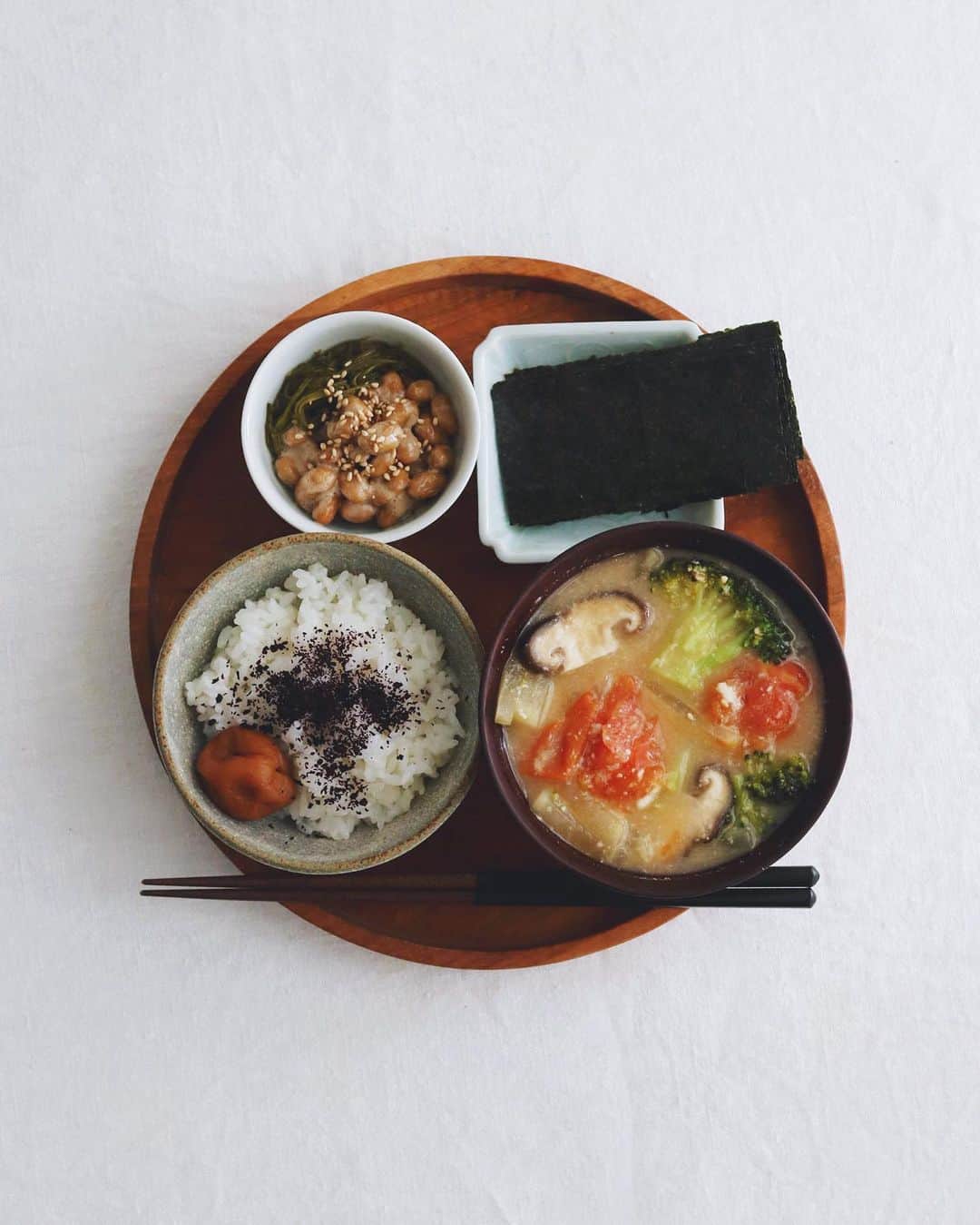 のインスタグラム：「Today's breakfast . 今朝はトマト、椎茸、 ブロッコリー、大根、 酒粕入り野菜味噌汁、 ご飯にゆかりと梅干、 納豆とめかぶ、海苔。 . . #朝ごはん #朝食 #野菜味噌汁 #野菜たっぷり味噌汁 #ゆかり #梅干 #めかぶ #納豆 #japanesebreakfast #japanesefood」