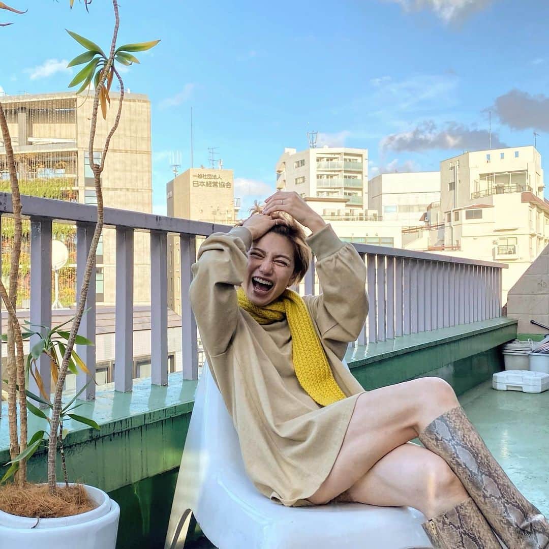 長谷川あやのインスタグラム：「☀️☀️☀️#152せんちこーで ・ ・ ・ 昨日から仕事もはじまり そろそろお正月に溜め込んだ お腹のお肉達とも相談しなくては💭 ・ 2021年は『笑ってればなんとかなる』 っていうわたしのばーちゃんの教えを胸に たくさんたくさん笑っていこうと思う😋✌️ ・ ばーちゃんはいつもニコニコしててかわいくて 気付いたら眉間にシワよってるわたしには なかなかできない事なわけで、、、笑 やっぱりばーちゃんには一生敵わないと思う✨ ・ 今年のお正月は会えなかったけどまたいつか👵💛」