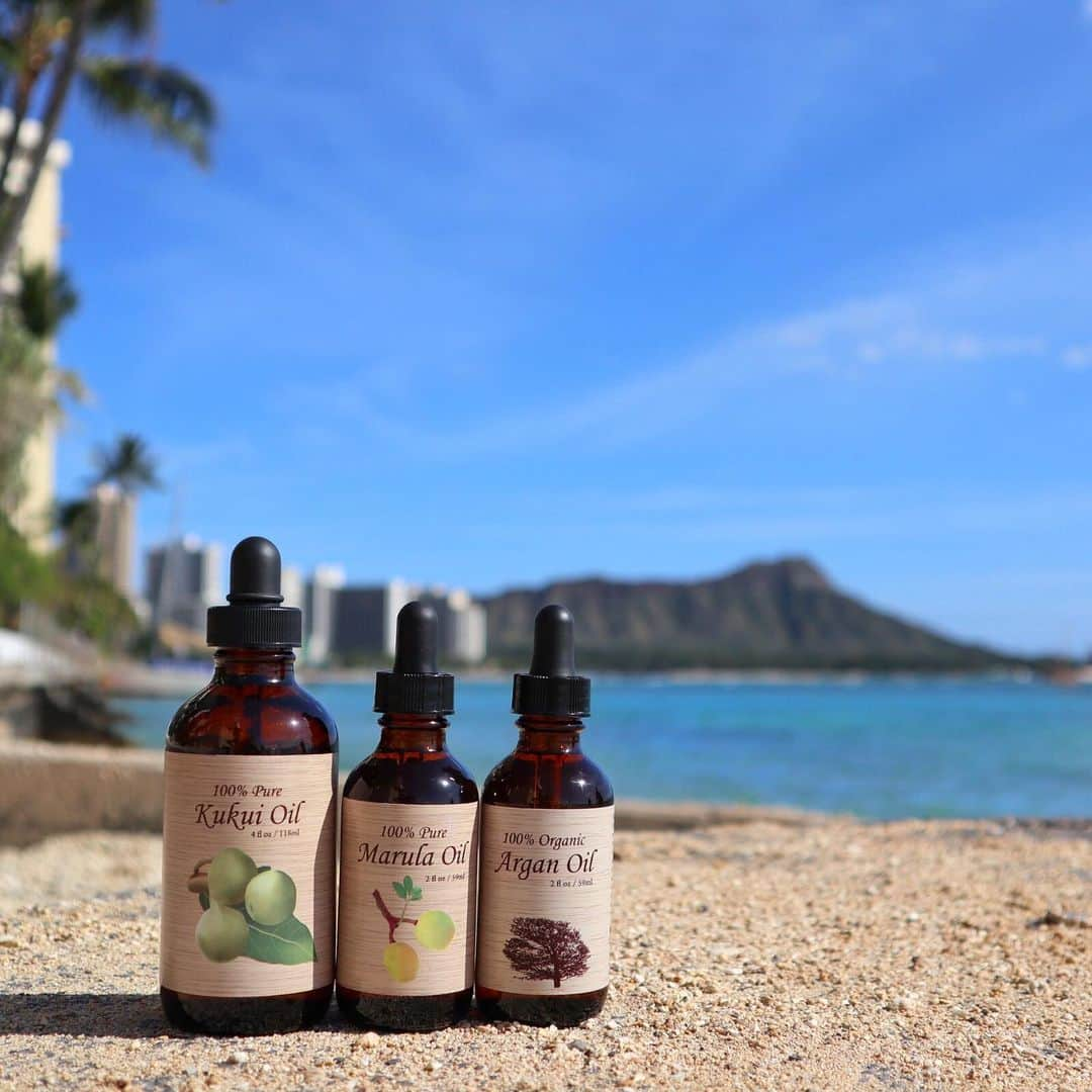 Belle Vie Hawaiiさんのインスタグラム写真 - (Belle Vie HawaiiInstagram)「現在、ベルヴィーWEBでは﻿ 新春初売りセールを開催中❣️﻿ ﻿ オリジナル商品がクーポン使用で﻿ 全品30%オフになります😵﻿ クーポンコード: BV21NY﻿ ※定期購入除く。﻿ ﻿ 定番のボタニカルスシリーズや﻿ ハワイの香りのフレグランスラインのほか﻿ 乾燥が気になるこの時期に活躍しそうな﻿ オーガニックのオイルも種類豊富に取り揃えているので﻿ お得なこの機会にぜひチェックしてくださいね💕﻿ ﻿ 【ベルヴィー情報】﻿ ・ワイキキ店﻿ 営業時間: 11:00〜16:00🈺﻿ ID提示でカマアイナ10%割引。﻿ その他、店頭だけのお買い得商品あり🈹﻿ 詳しくは店頭でお尋ねください。﻿ ﻿ ・WEB﻿ 新春初売りセール🎍﻿ ベルヴィーオリジナル商品全品30％オフ❣️﻿ クーポンコード: BV21NY﻿ ※定期購入除く。﻿ ﻿ ﻿ ﻿ #belleviehawaii﻿ #waikiki #hawaii﻿ #honolulu #hawaiilife﻿ #aloha #organicoil﻿ #ハワイ #ベルヴィー﻿ #ハワイ好き #オアフ島﻿ #ハワイ大好き #ハワイ生活﻿ #ハワイ行きたい #ハワイ在住﻿ #アロハ #お得情報﻿ #ワイキキ #新春セール﻿ #頑張れハワイ #ハワイ情報﻿ #ホノルル #ハワイインスタ﻿ #妄想ハワイ #ハワイライフ﻿ #ハワイ好きな人と繋がりたい」1月6日 7時36分 - belleviehawaii