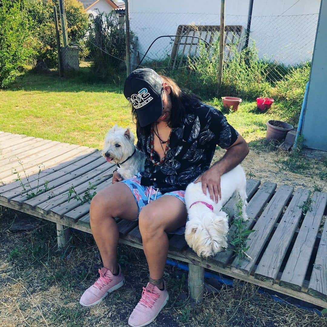 クラウディオ・リースのインスタグラム：「Con mis cachorros 🐶  @facuemiwestie」