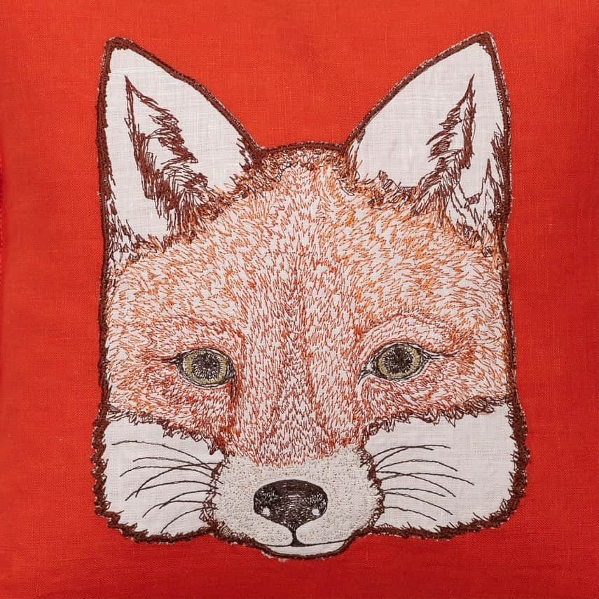 コーラル アンド タスクさんのインスタグラム写真 - (コーラル アンド タスクInstagram)「Here’s a closer look at our Fox Appliqué pillow as seen in our last post! This fox face is embroidered on white linen and then sewn to our custom vermilion fabric. 🦊🧡 #coralandtusk」1月6日 7時43分 - coralandtusk