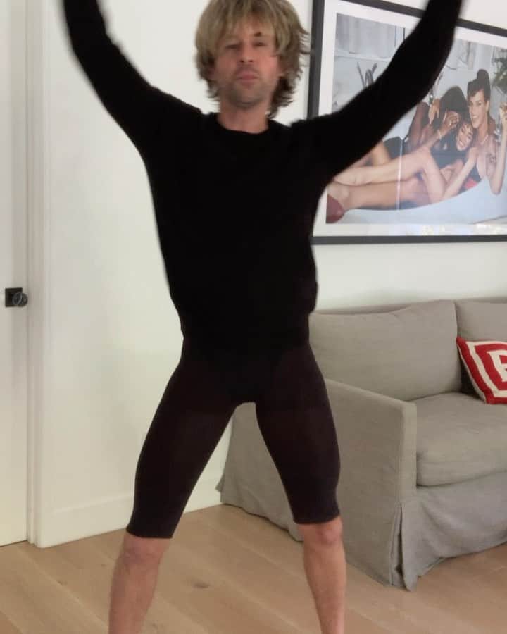 のインスタグラム：「I can’t stop @lisarinna  And listen to @harrystyles ! He’s right! #treatpeoplewithkindness」
