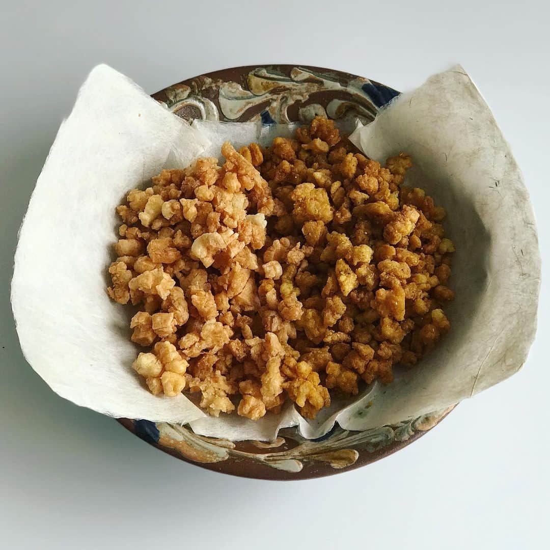 のインスタグラム：「お正月早々、鏡開き。 鏡餅上段の小さな丸餅は、丸ごと焼いて うずら豆のお汁粉に入れました。 ⚪️ 鏡餅の下段の大きな丸餅は 小さく切り分けて油で揚げ、かき餅に。 ⚪️ お皿の左側はトリュフ塩を振ってみた。 お餅とトリュフ、合いますね。 ⚪️ 右側は、いただきものの 沖縄の波羅蜜さん @paramitajunji 特製の パウダーを振ってカレー味に。 根本きこさん謹製のカレー粉おいしいな。 すごく好みでした。 ⚪️ 今年の鏡餅は近所の和菓子屋さんが 店頭で販売していた手作りの品。 本来は１月１１日が鏡開きですが カビが出そうなので早めにいただきます。 #鏡餅　#鏡開き #読谷山焼 に盛り付けて」