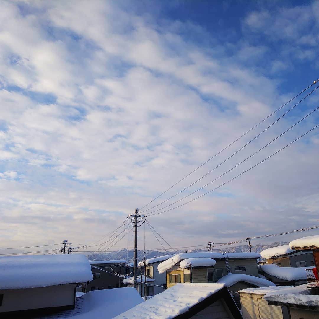 みながわゆみさんのインスタグラム写真 - (みながわゆみInstagram)「#おはようございます #今日も素敵な一日を #寒い朝 #いまそら #イマソラ #ゆき #雪 #雪景色 #我が家のベランダからの眺め #あさやけ #朝焼け #朝焼けの空 #写真好き #写真好きな人と繋がりたい」1月6日 7時55分 - nama.09.19