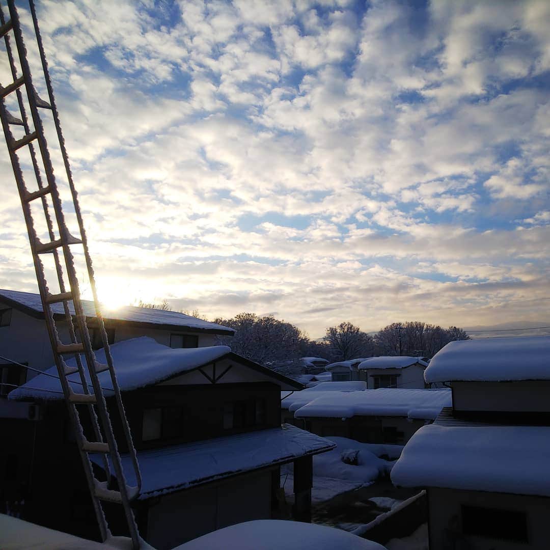 みながわゆみさんのインスタグラム写真 - (みながわゆみInstagram)「#おはようございます #今日も素敵な一日を #寒い朝 #いまそら #イマソラ #ゆき #雪 #雪景色 #我が家のベランダからの眺め #あさやけ #朝焼け #朝焼けの空 #写真好き #写真好きな人と繋がりたい」1月6日 7時55分 - nama.09.19