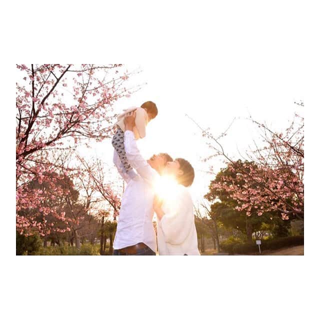 瀬奈じゅんさんのインスタグラム写真 - (瀬奈じゅんInstagram)「﻿ ﻿ 特別養子縁組の啓蒙活動を行う為「&family..」を立ち上げた際、HP用に撮影したこの写真…。﻿ 実は、高齢者施設の介護職をしている私の兄が撮影したもの。﻿ 介護の仕事をしながら、本格的に撮影の技術も磨いていて、愛溢れる、あたたかい写真を撮ってくれます。﻿ ﻿ この写真は早朝から葛西臨海公園で撮影したもの。﻿ 結婚式の時の写真も、お宮参りの時の写真も、兄の撮影です。﻿ ﻿ 私はおおらかなこの兄が大好きです！﻿ 兄は、淡々と、でもコツコツと努力を重ねる、それでいて愛嬌たっぷりのおもろい２児の父でもあります。﻿ よっ、大黒柱！！﻿ ﻿ ﻿ @kousukedoi_photography﻿ ファミリー写真、子ども写真、そして宣材写真もおすすめです！！﻿ ﻿ ﻿ #兄の愛溢れる写真﻿ #朝マックで満足してくれるおおらかさ笑　﻿ #コツコツ型　﻿ #母ゆずりの献身精神　﻿ #褒め過ぎか　﻿ #瀬奈じゅん」1月6日 7時59分 - junsena_official