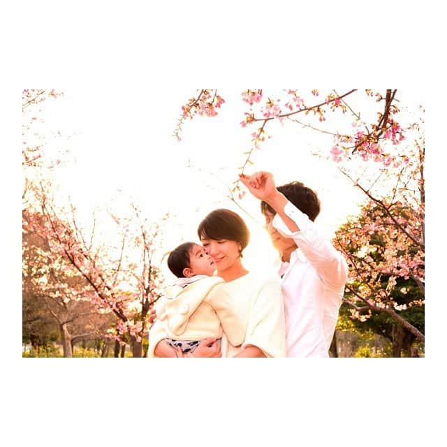 瀬奈じゅんさんのインスタグラム写真 - (瀬奈じゅんInstagram)「﻿ ﻿ 特別養子縁組の啓蒙活動を行う為「&family..」を立ち上げた際、HP用に撮影したこの写真…。﻿ 実は、高齢者施設の介護職をしている私の兄が撮影したもの。﻿ 介護の仕事をしながら、本格的に撮影の技術も磨いていて、愛溢れる、あたたかい写真を撮ってくれます。﻿ ﻿ この写真は早朝から葛西臨海公園で撮影したもの。﻿ 結婚式の時の写真も、お宮参りの時の写真も、兄の撮影です。﻿ ﻿ 私はおおらかなこの兄が大好きです！﻿ 兄は、淡々と、でもコツコツと努力を重ねる、それでいて愛嬌たっぷりのおもろい２児の父でもあります。﻿ よっ、大黒柱！！﻿ ﻿ ﻿ @kousukedoi_photography﻿ ファミリー写真、子ども写真、そして宣材写真もおすすめです！！﻿ ﻿ ﻿ #兄の愛溢れる写真﻿ #朝マックで満足してくれるおおらかさ笑　﻿ #コツコツ型　﻿ #母ゆずりの献身精神　﻿ #褒め過ぎか　﻿ #瀬奈じゅん」1月6日 7時59分 - junsena_official
