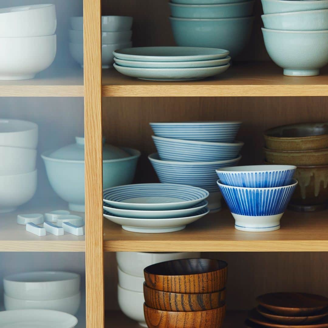 MUJI USAさんのインスタグラム写真 - (MUJI USAInstagram)「A beautiful contrast of white porcelain and gosu blue porcelain in your kitchen cabinets.  Hasami ware originates from Hasami in the Nagasaki prefecture of Japan, and is a special addition to any dinner table.   Now available in stores.   #muji #mujiusa #hasami #kitchen」1月6日 8時02分 - mujiusa