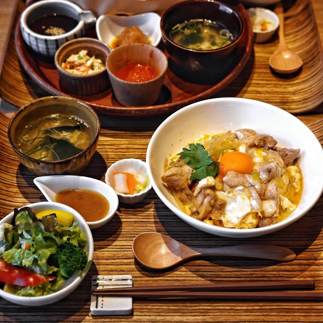 きょん。さんのインスタグラム写真 - (きょん。Instagram)「.  .  TORIICHI @toriich_mintkobe  ミント神戸8階、 夕焼けを眺めながら食べた親子丼。  眺めながら、とか言っておきながら 食べるのに夢中で 気づけば日が暮れていたというのが リアルな話でございます〜。  #TORIICHI#ミント神戸 #japanesegourmet」1月6日 8時03分 - kyon_tokiiro