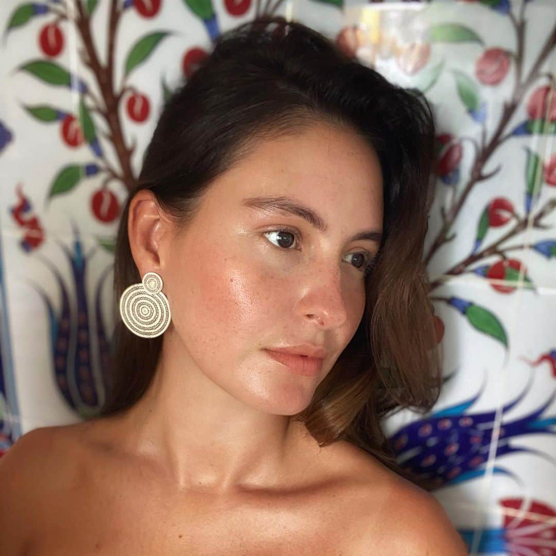 タリアナ・バルガスさんのインスタグラム写真 - (タリアナ・バルガスInstagram)「Sentir el calor de mi Caribe Colombiano y sudarlo es de mis estados favoritos. Aretes @nittaabello #nittajoyas」1月6日 8時14分 - talianav