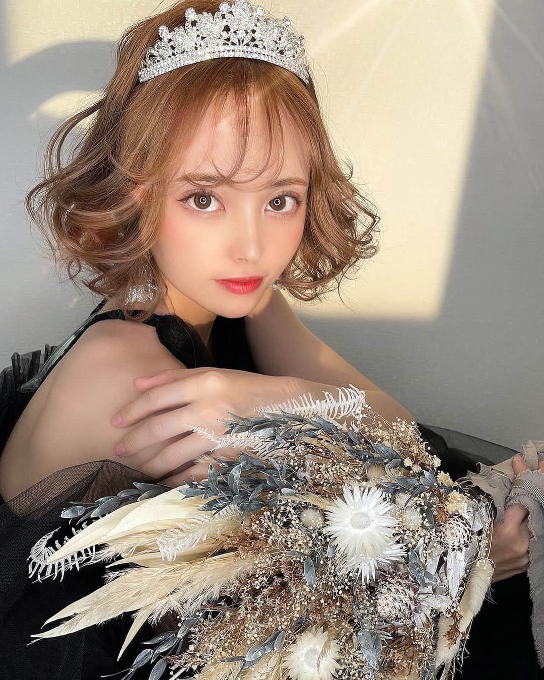堀井大輔のインスタグラム：「・ ・ 本日からクラウンヘアー営業スタート‪✂︎‬ ・ 2021年も、一人一人丁寧な接客心掛けていきます。 今年もよろしくお願いします🙇‍♂️ ・ ウェディングドレス×巻き髪×ティアラ ・ ティアラ人気✨ ・ 2/8(月)大阪ホリージョ撮影 まだ空きあります。 DMに問い合わせください。 ・ ・ 𝑚𝑜𝑑𝑒𝑙 @rere0616  ℎ𝑎𝑖𝑟/𝑝ℎ𝑜𝑡𝑜 @daisuke_5511  ℎ𝑎𝑖𝑟 𝑎𝑐𝑐𝑒𝑠𝑠𝑜𝑟𝑦 @laralaura73  𝑒𝑎𝑟𝑟𝑖𝑛𝑔 @cerise_and_  𝑏𝑜𝑢𝑞𝑢𝑒𝑡 @jewel_flower_antique  ・ ・ #クラウンヘアー#天白区#名古屋 #名古屋美容師 #美容師 #ヘアセット#セット#ヘアアレンジ #プレ花嫁 #作品撮り #ウェディングドレス #ホリーマジック #ホリージョ撮影 #ホリージョ #2021秋婚 #2021春婚 #2021夏婚 #全国のプレ花嫁さんと繋がりたい #ウェディングニュース #コテ巻き #巻き髪 #ゼクシィ2021 #アップスタイル #まとめ髪 #おだんご #編みおろし #Dressy花嫁 #プラコレ ￼ 	◦」