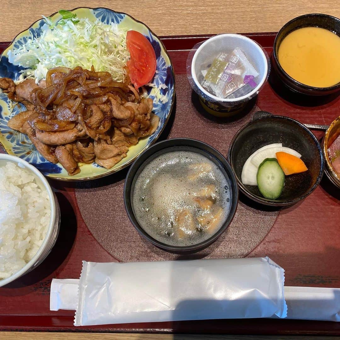 水木一郎さんのインスタグラム写真 - (水木一郎Instagram)「黒大豆のこの納豆は最近お気に入りです。健康維持にも良いかもですね。 #ランチ  #黒大豆納豆  #生姜焼き定食  #水木一郎」1月6日 8時10分 - ichiromizuki