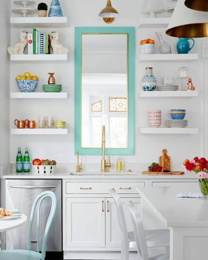 Homepolishのインスタグラム：「This is like our dream childhood kitchen set come to life and all grown-up! The exposed and well-organized shelves are the perfect combination of function and beauty!   Interior design by @charlottewilliaminteriors  Photo by @dustinforest」