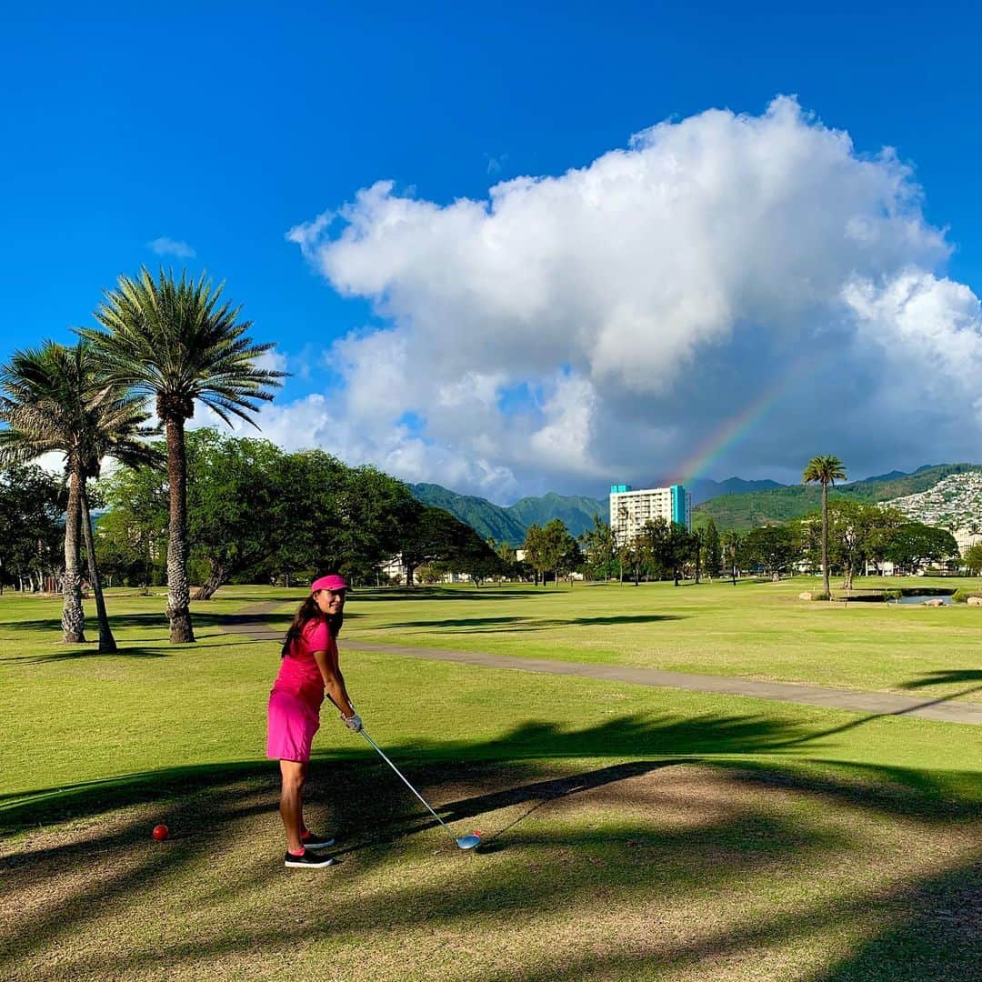 小池絵未のインスタグラム：「Happy New Year Everyone 🌈  New year, new adventures with my friends and family! Cant wait!  今年も宜しくお願い致します❣️ Happy to be back in Hawaii 😁😍 #hawaiilifestyle  #hawaii  #ハワイ #ハワイ旅行 #ハワイ生活 #ハワイ好きな人と繋がりたい #ワイキキ #アメリカ生活」