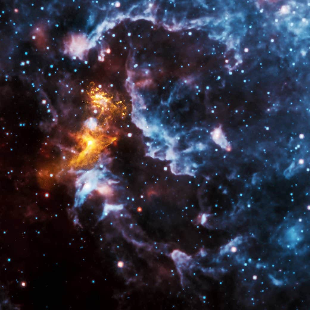 NASAのインスタグラム：「Double take: Do you see a face or a hand?   When this image from @nasachandraxray of PSR B1509-58 – a spinning neutron star surrounded by a cloud of energetic particles about 17,000 light-years from Earth – was released in 2009, it created a ton of hype because people saw a hand-like shape in the X-ray emission. Pareidolia vibes were strong.  X-rays from Chandra in gold are seen along with infrared data from NASA's Wide-field Infrared Survey Explorer (WISE) telescope in red, green and blue. Pareidolia struck again as others reported seeing a shape of a face in WISE's infrared data.  So... can you help us settle the debate? what do YOU see? Vote using the "✋" or "🙂" in the comments below!  Credit: X-ray: NASA/CXC/SAO; Infrared: NASA/JPL-Caltech   #NASA #Pareidolia #WordOfTheDay #Earth #Universe #Chemistry #Galaxy」