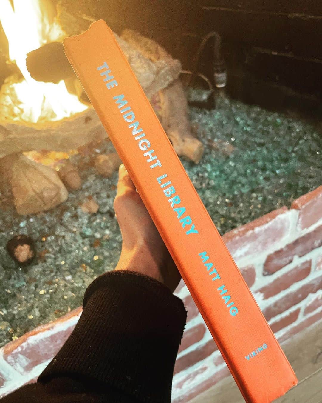エマニュエル・シュリーキーのインスタグラム：「So I just finished this incredible book called  THE MIDNIGHT LIBRARY by MATT HAIG. I am an avid reader, I have read so many books but I never document  them, so when people ask for recommendations I am scrambling. I have decided I will post every book I read this year that I find inspiring and worthwhile.. if you are looking for an excellent read to begin I highly recommend this one.. enjoy!! 😘」