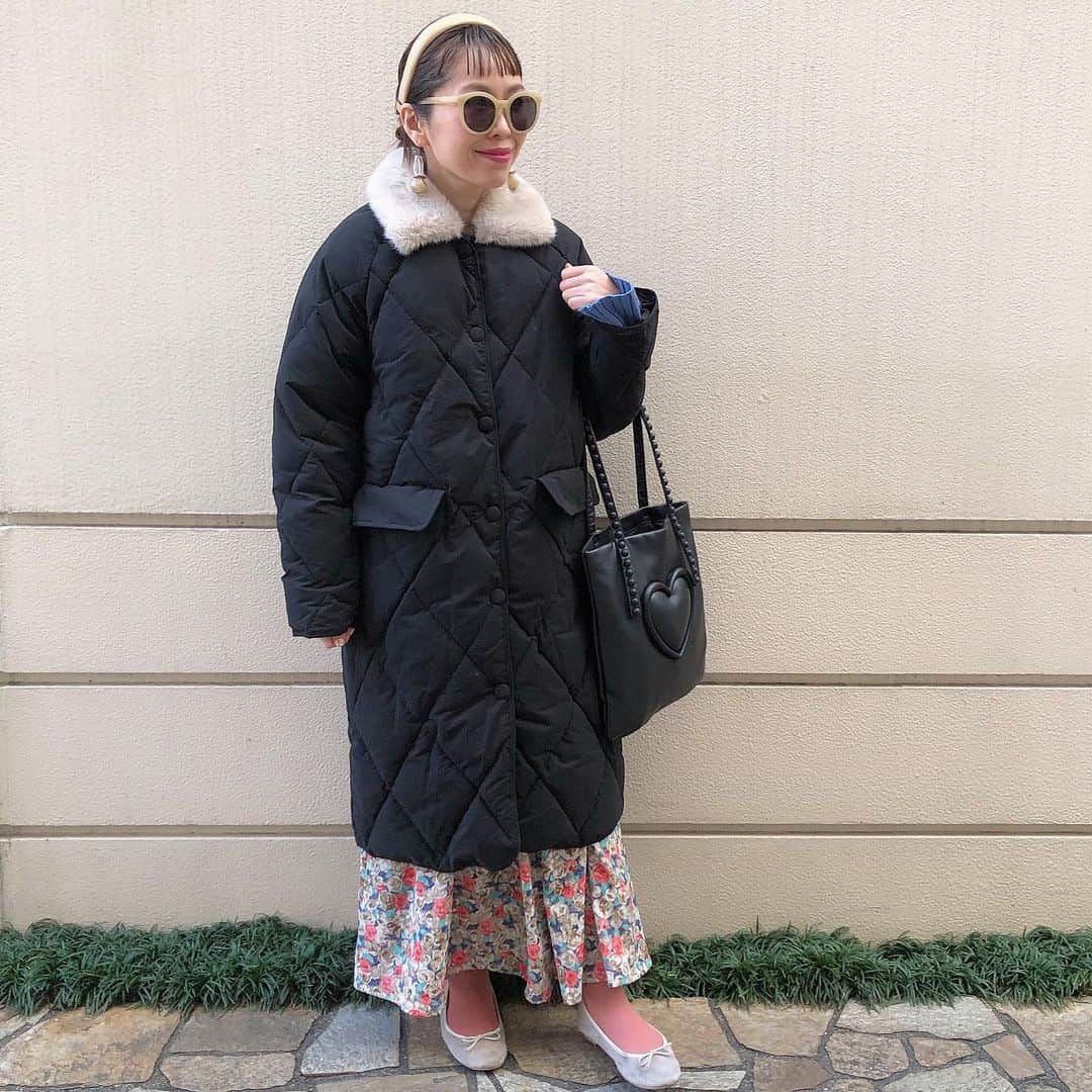 のインスタグラム：「． ★#ママコーデ ★  去年の#お仕事コーデ ✨  寒いので #henryjapan の  @henry_japan   ファー付きキルティングコート 着たよ✨ 軽いしあったかーーい💓  真冬にたくさん使えます❄️☃️  ファーがついてるおかげで 首元あったかいし カジュアルでもおめかしでも 両方のコーデに使える#アウター だよ‼︎  ✔︎ ニュアンスフラワー フレアスカート‥ @ezakkamania_stores  （品番：2000457）  ✔︎#bag ‥ @_tokyo_bopper_   ✔︎靴‥ @welleg_shoes   #Henry#ヘンリー #mimimemete #花柄スカート #ezakkamania_スカート #イーザッカマニアストアーズ  #イーザッカマニア #コート #キルティングコート #ootd  #ファッション#ファッションコーデ  #ファッション好きな人と繋がりたい  #冬コーデ #冬服コーデ  #tokyobopper #ezakkamania  #ezakkamaniastores  #welleg#fashion #instafashion #code #コーデ」