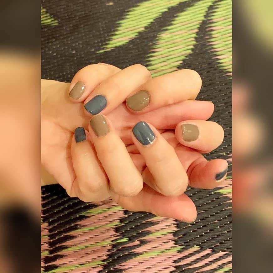 中澤裕子のインスタグラム：「・・  初塗りnail。  @parado_nailbu  ミッドナイトロマンス  @nailholic_kose  BR315  どちらもキレイな発色。  #Photo #娘 #selfnail  #綺麗に仕上がると嬉しい」