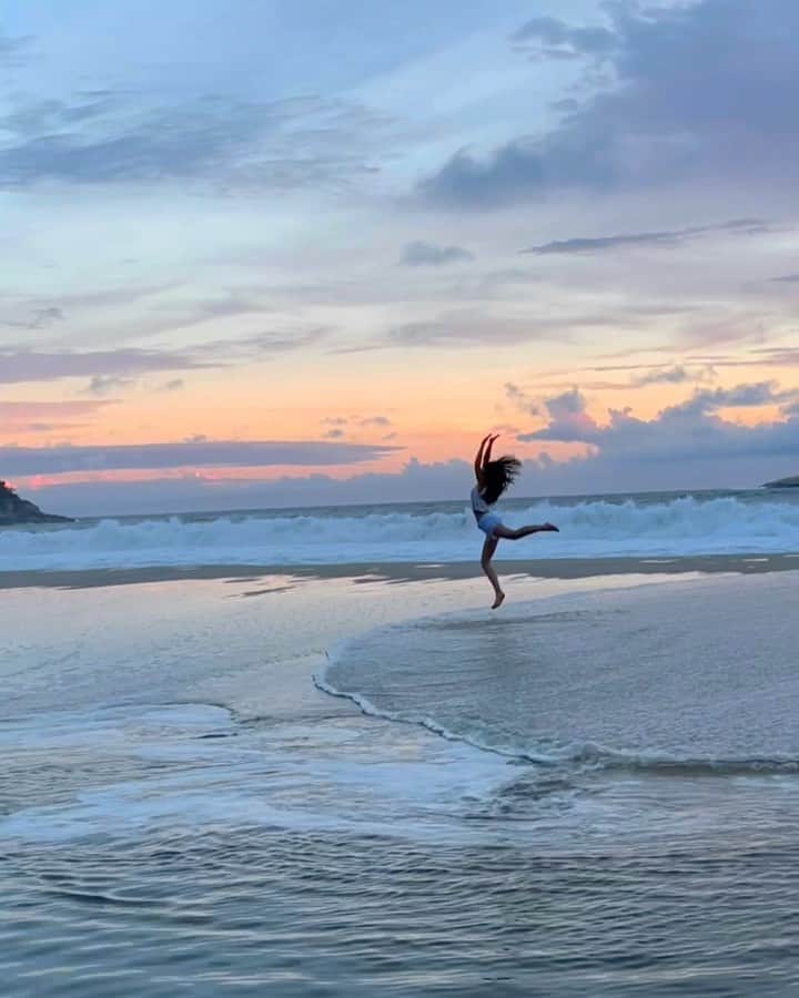 Camila Queirozのインスタグラム：「Quem é você quando ninguém está olhando? Eu sou uma criança feliz vivendo sua liberdade numa praia vazia.」