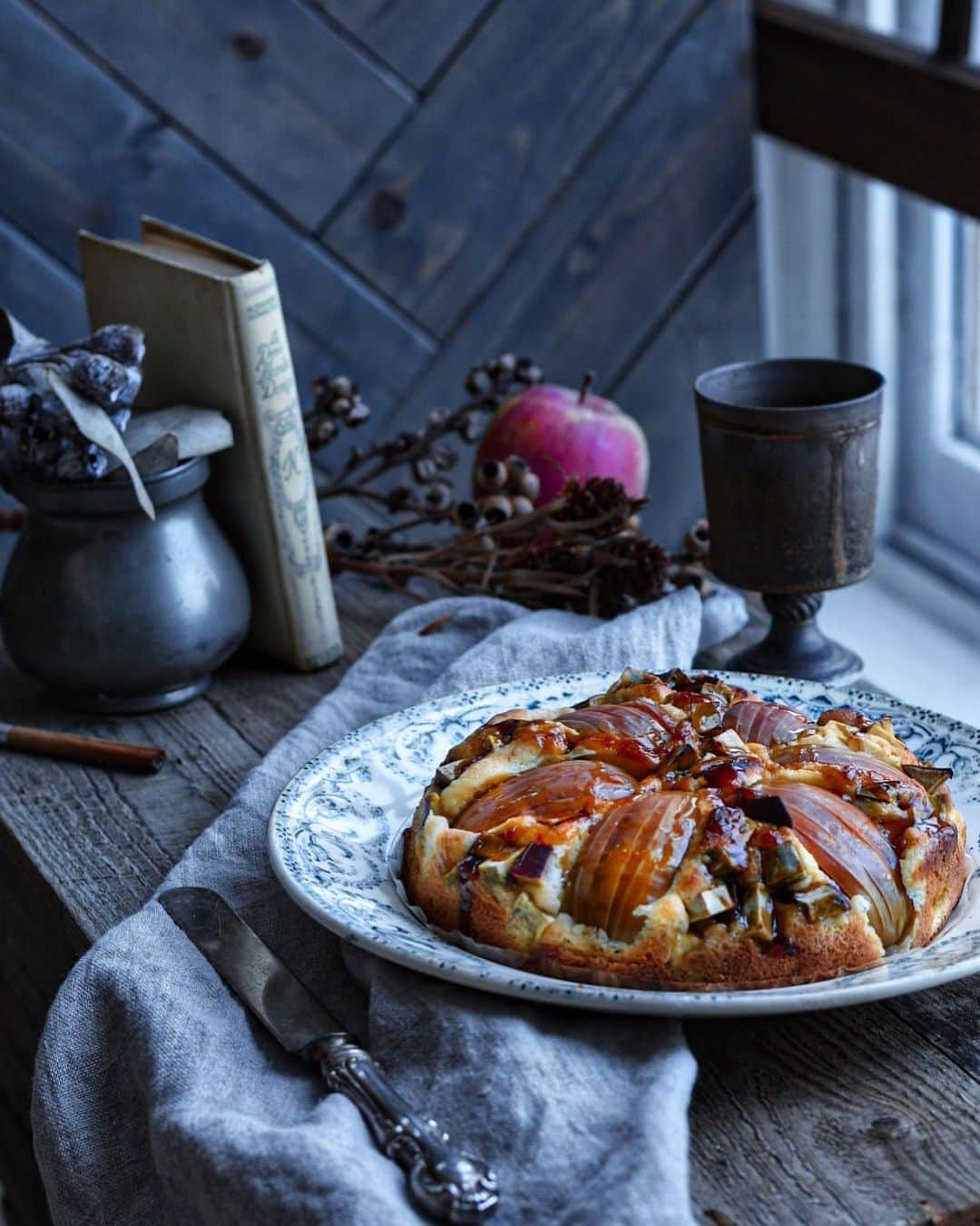 ハニャコさんのインスタグラム写真 - (ハニャコInstagram)「𓊱  今年の初焼きは りんごのCake。  本来ならガレットデロワの日なのに すっかり忘れてました。  今回のりんごケーキには 父の育てた家庭菜園のさつま芋を コロコロ刻んでトッピングして焼いて キャラメルソースをかけました。  焼いたりんごにキャラメルソースの組み合わせ 大好きです。  𓄢  今朝NEWS見てたら 千歳（北海道のメインの空港があるところです）が気温 -20℃だったー  恐ろしい💦  実家の近くなので両親も同じくらい寒いんだろうなぁと しみじみ心配になりました。  三女の部活も今日からSTART。 この寒い中でマスクしてたら 水蒸気でマスクがすぐにびしょ濡れに。  まだまだ寒いの続きそうなので 気合いが必要。  皆様暖かくしてお過ごしくださいー！  𓆱  #りんごケーキ #焼き菓子 #初焼き #おうちカフェ#うちカフェ」1月6日 8時45分 - hanyacoro